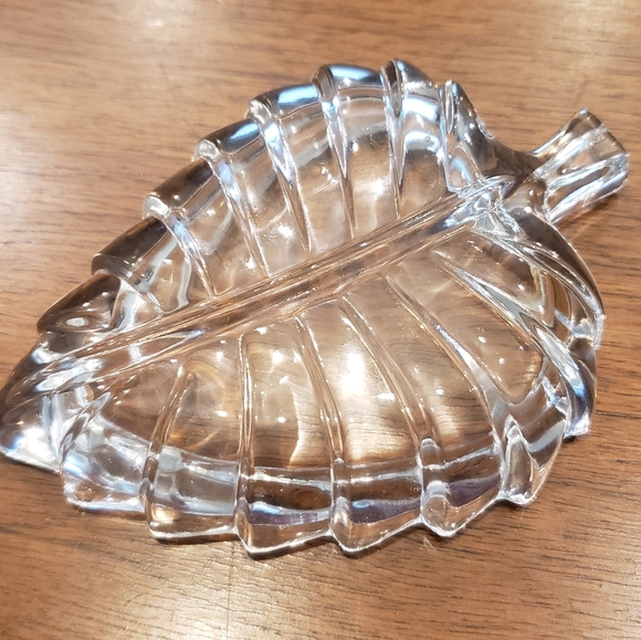 Leaf Shaped Ash Tray Vintage Glass - Picture 3 of 6